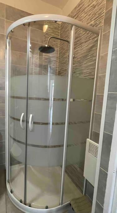 Agreable Gite Au Coeur Du Centre Ville 4 Personnes Шани Екстериор снимка