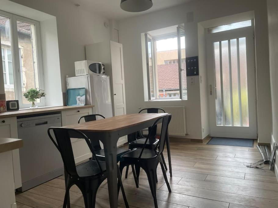 Agreable Gite Au Coeur Du Centre Ville 4 Personnes Шани Екстериор снимка