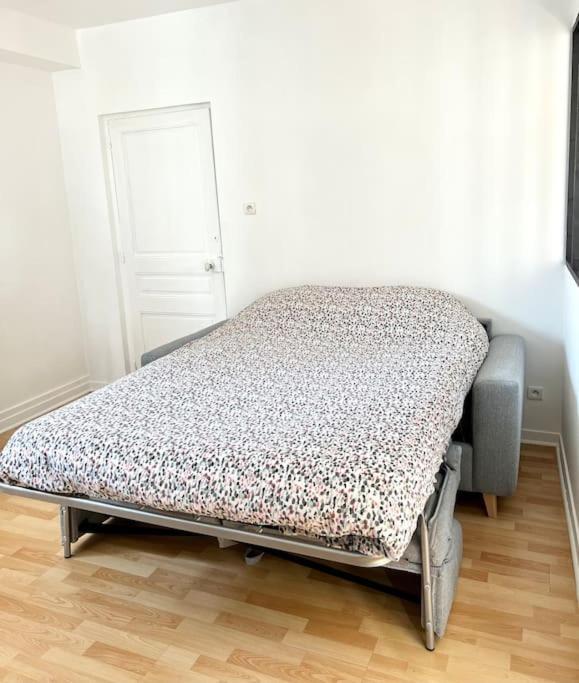 Agreable Gite Au Coeur Du Centre Ville 4 Personnes Шани Екстериор снимка